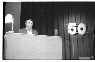 Negatiiv. Haapsalu Koduloomuuseumi 50. juubel, mai 1979. Kõnepuldis Fredi-Armand Tomps. Foto: A. Tarmula.  duplicate photo