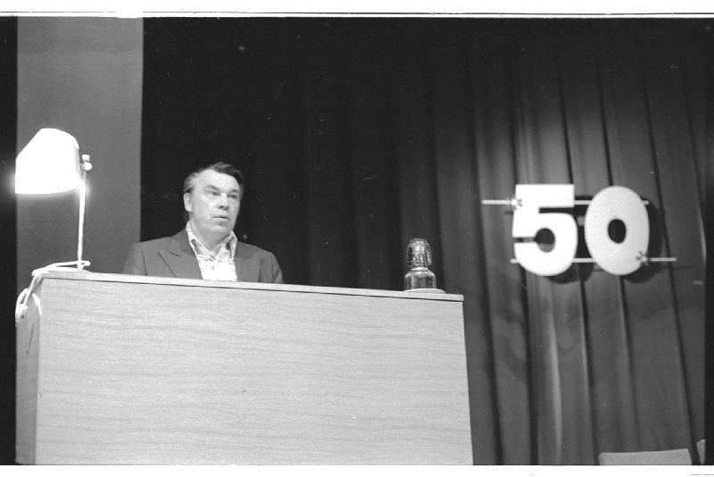 Negatiiv. Haapsalu Koduloomuuseumi 50. juubel, mai 1979. Kõnepuldis Fredi-Armand Tomps. Foto: A. Tarmula.