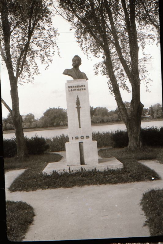 Negatiiv. Bernhard Laipmanni mälestussammas Haapsalus.
Kopeerija: M. Arro, 1967.