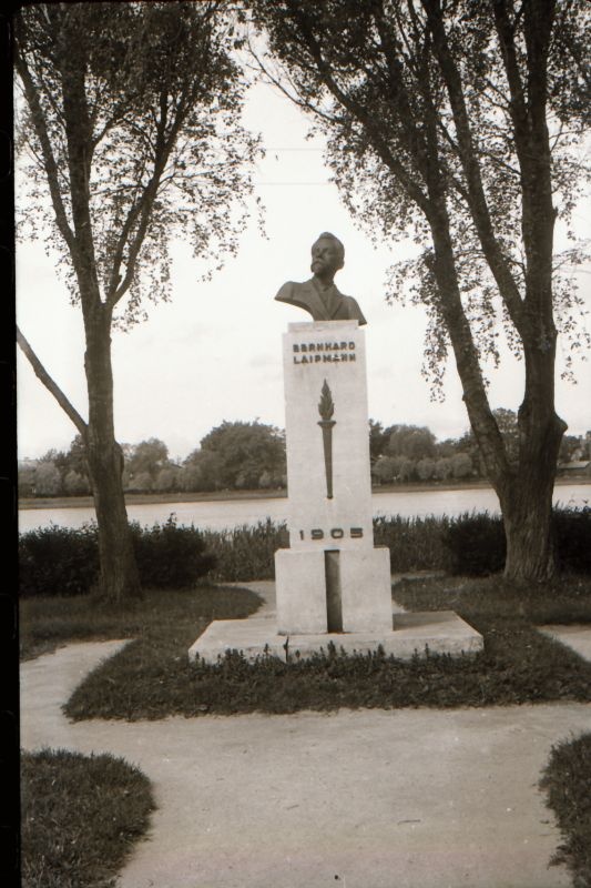 Negatiiv. Bernhard Laipmanni mälestussammas Haapsalus.
Kopeerija: M. Arro, 1967.