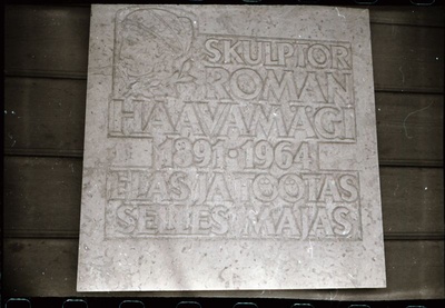 Tselluloidnegatiiv. Kultuurimälestised Haapsalus ja selle ümbruses. Mälestustahvel majal Koidula 4 Haapsalu, kus elas R. Haavamägi.  duplicate photo