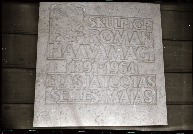 Tselluloidnegatiiv. Kultuurimälestised Haapsalus ja selle ümbruses. Mälestustahvel majal Koidula 4 Haapsalu, kus elas R. Haavamägi.
