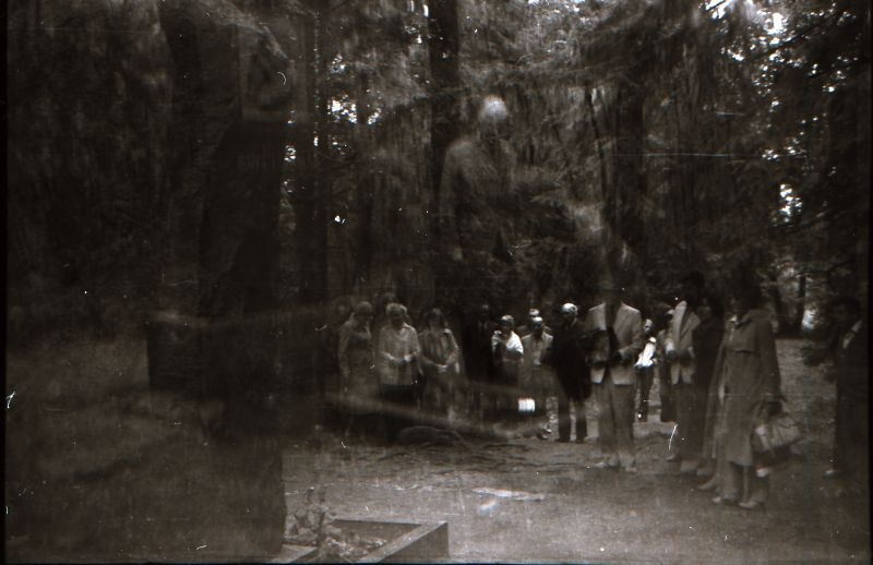 Negatiiv. Kunstipäevad 1979.a. Inimesed A. Laikmaa haual Kadarpiku külas Läänemaal. (vigane kaader)