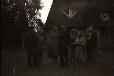 Negatiiv. Kunstipäevad 1979.a. Grupp inimesi A. Laikmaa majamuuseumi sissekäigu ees.  similar photo
