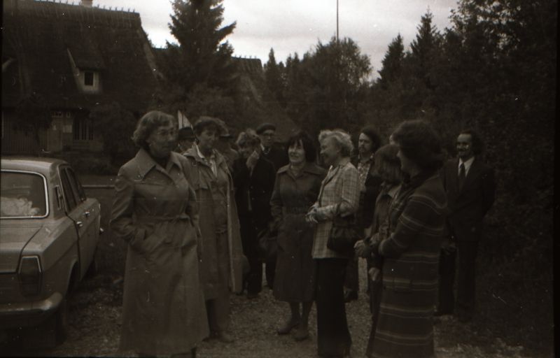 Negatiiv. Kunstipäevad 1979.a. Grupp inimesi A. Laikmaa majamuuseumi sissekäigu ees.