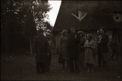 Negatiiv. Kunstipäevad 1979.a. Grupp inimesi A.Laikmaa majamuuseumi sissekäigu ees.  similar photo