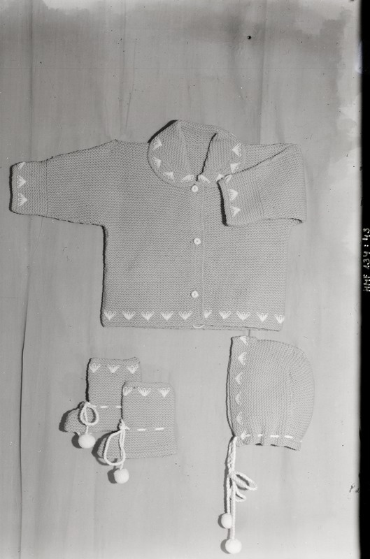 Tselluloidnegatiiv. Teeninduskombinaat "Haapsalu" silmkoe toodete näidised. 1968.
Imiku riided - kuub, müts, sokid (taim-muster).