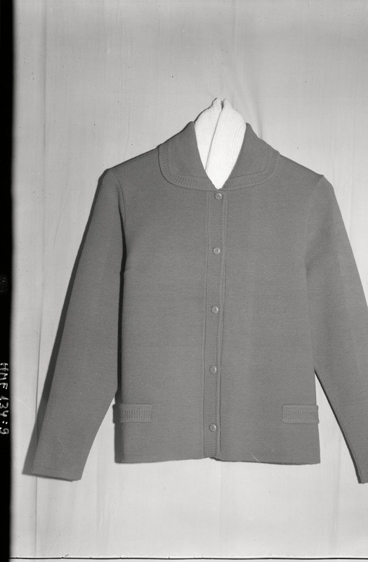 Tselluloidnegatiiv. Teeninduskombinaat "Haapsalu" silmkoe toodete näidised. 1968.
Laia kraega kampsun, viis nööpi, valetaskud.