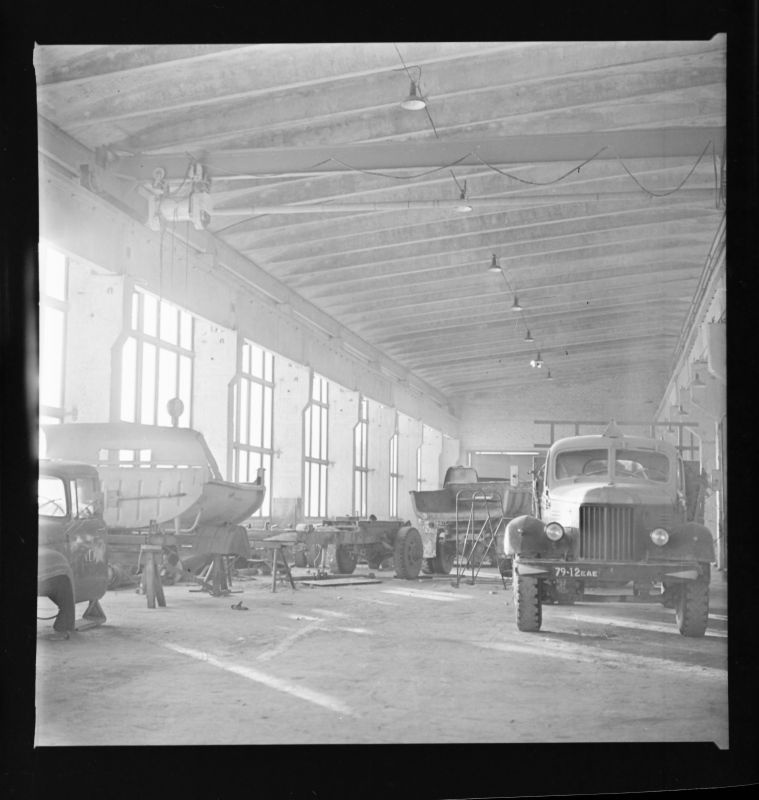 Negatiiv. Haapsalu KEK-i autoremonditöökoda Uuemõisas. November 1973.a.
Foto: T.Kohv.