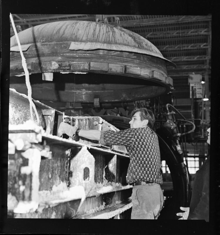 Negatiiv. Palivere Silikatsiiditehas. Autoklaavi juures. November 1973.a.
Foto: T.Kohv.