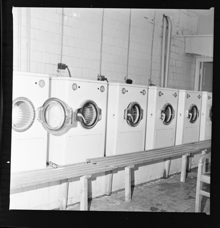 Negatiiv. Haapsalu iseteenindav pesumaja (Niine tn 17). November 1973.a.
Foto: T.Kohv.