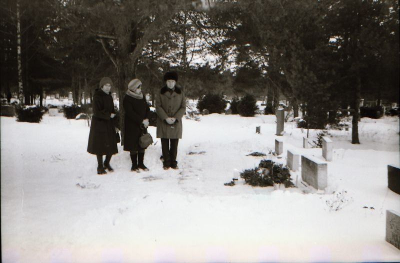 Negatiiv. R. Haavamägi majamuuseumi avamine 14.02.1981. Haavamägi kalmul seisavad Helgi, Ivi ja Ramon Haavamägi.