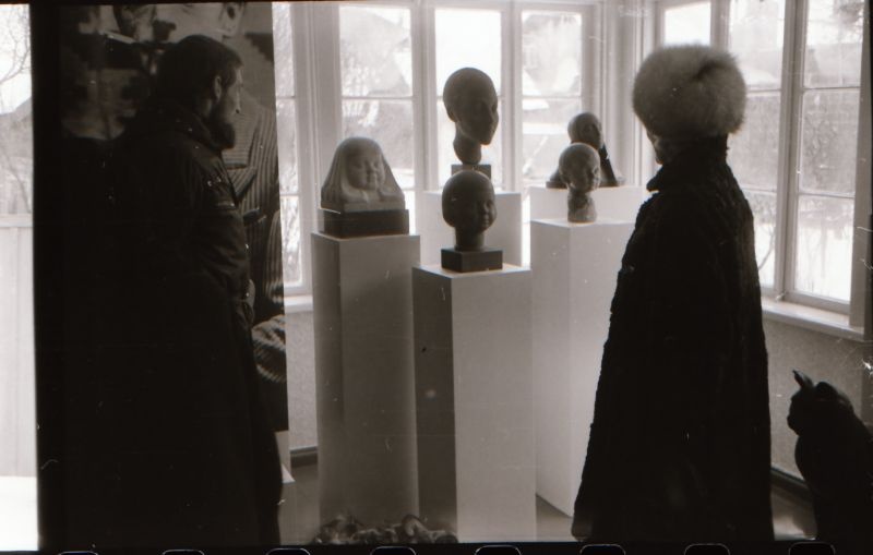 Negatiiv. R. Haavamäe majamuuseumi avamine 14.02.1981. Ellinor Merima tutvumas väljapanekuga.