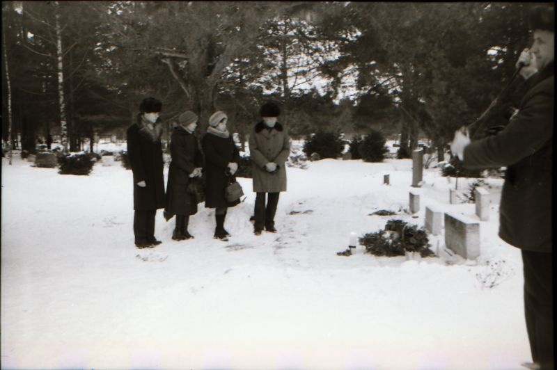 Negatiiv. R. Haavamägi majamuuseumi avamine 14.02.1981. Mälestajad R. ja A. Haavamägi haual.