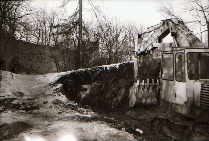 Negatiiv.  Haapsalu linna soojustrassi ehitus Soessoo pargis 1981.a.