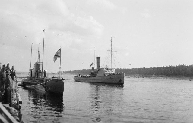 Steamers in the sea near Naissaare