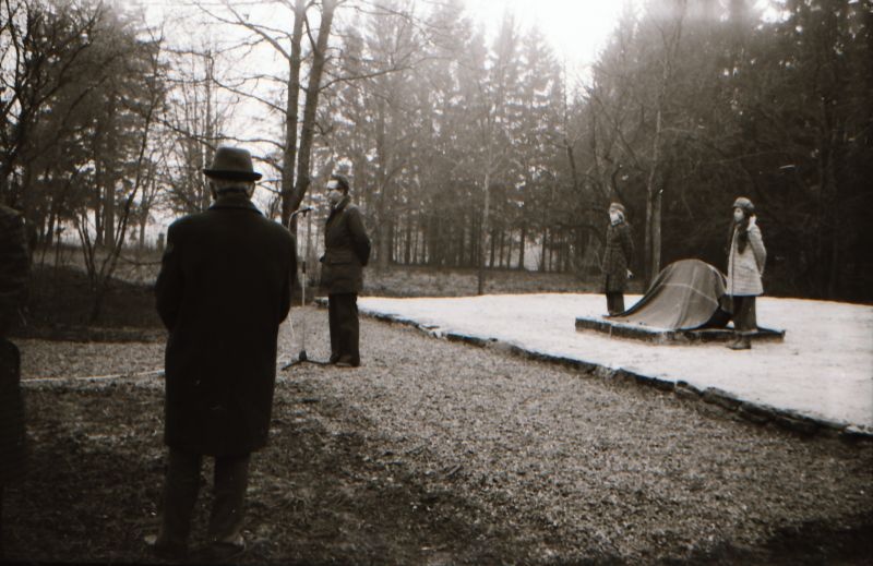 Negatiiv. Kreegi mälestusmärgi avamine Saanika külas, Läänemaal. Kaetud kivi. 03.12.1979.