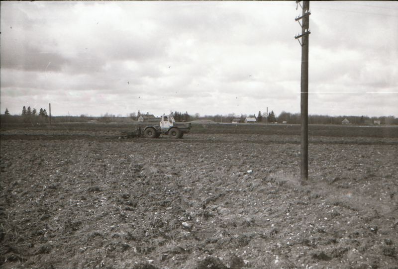 Negatiiv. Traktor T-150 põllul. 21.04.1981. Foto: T. Kempi