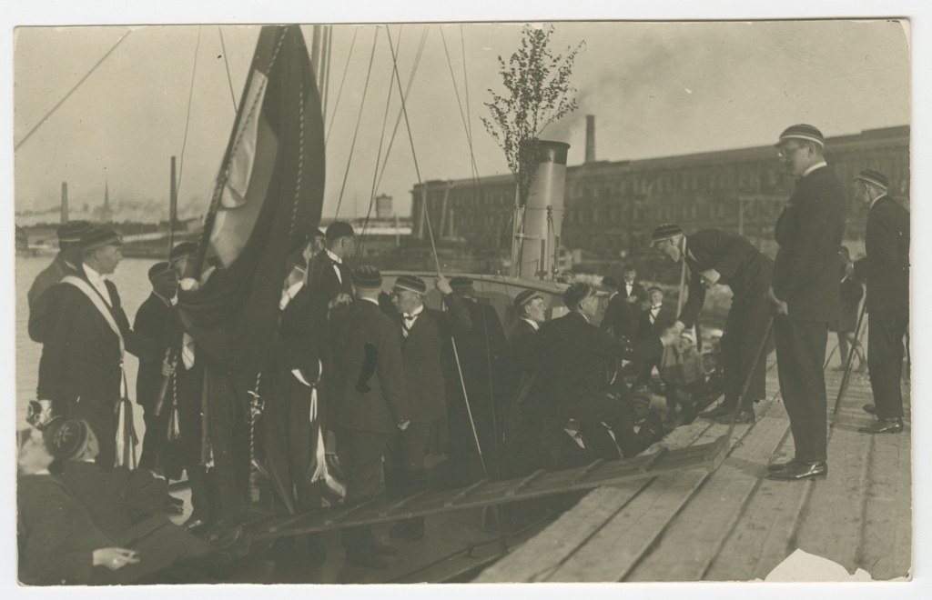 Steamed company "Tehnola" members leaving Naissaare