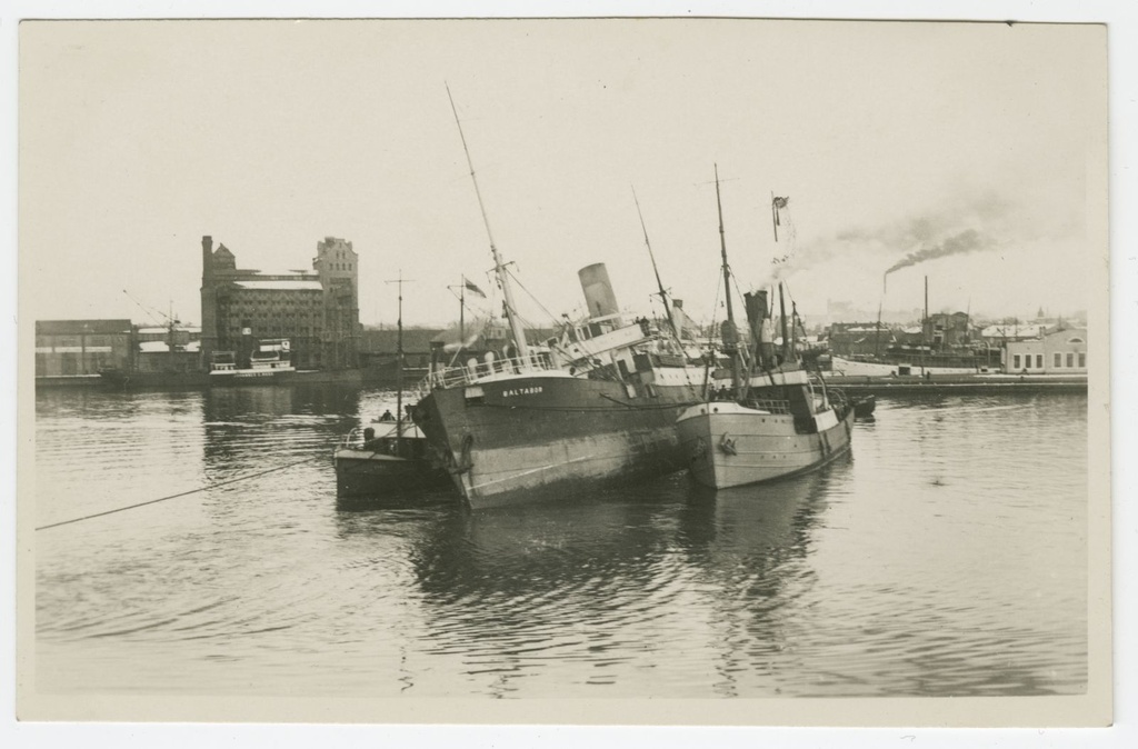 The steamboat "Baltabor" which closed the beach of Naissaare in the port of Tallinn between the rescue ships "Karin" and "Meteor". On the left, the harbor elevator and the right passenger building appear farther away.
