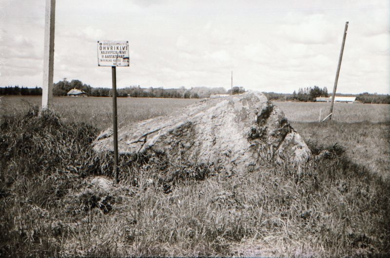 Negatiiv. Arheoloogiamälestis ohvrikivi. Kalevipoja kivi, II aastatuhat. Mälestis nr 65. U 1980.