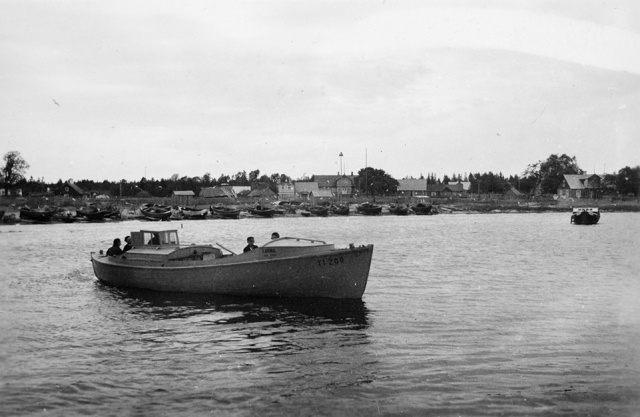 Fishing boat leaving Naissaare southern Kyle