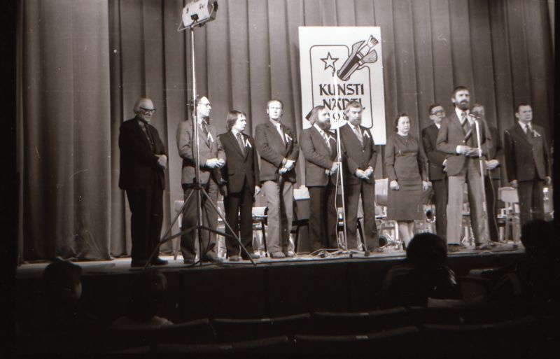 Negatiiv. 1981.a. Kunstinädala avamine Haapsalu raj. kultuurimajas. Kõneleb H. Valk. 10.04.1981. Foto: T. Kempi