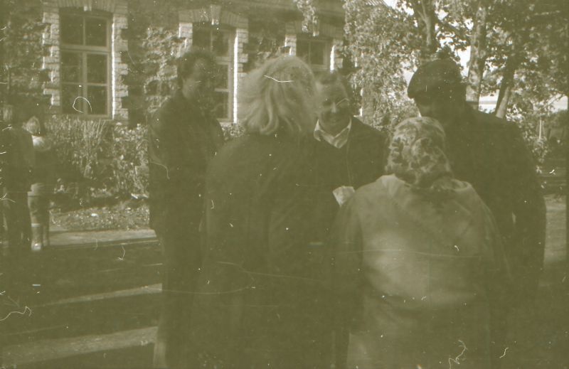Negatiiv. Väike-Lähtru koolimaja ees, Aleksander Arderi mälestustahvli avamisel. u 1979.