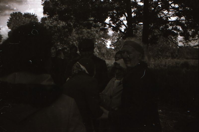 Negatiiv. Väike-Lähtru koolimaja ees, Aleksander Arderi mälestustahvli avamisel. u 1979.