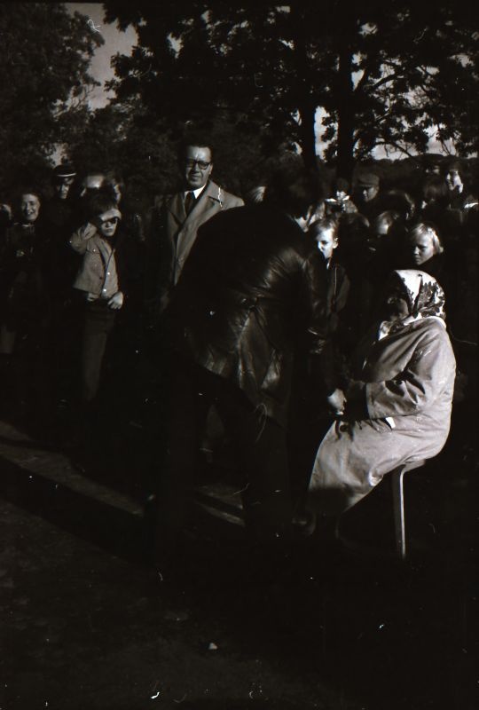 Negatiiv. Väike-Lähtru koolimaja ees, Aleksander Arderi mälestustahvli avamisel. Kätlemine. u 1979.