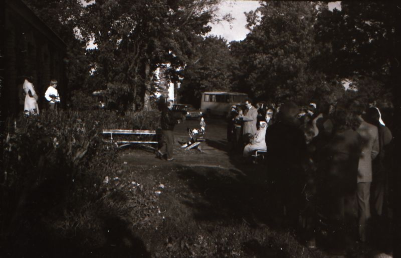 Negatiiv. Väike-Lähtru koolimaja ees, Aleksander Arderi mälestustahvli avamisel. Külalised. u 1979.