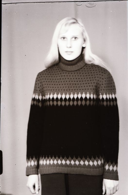 Negatiiv. Teeninduskombinaat "Haapsalu" silmkoe tooted (näidised). Naiste sviiter.