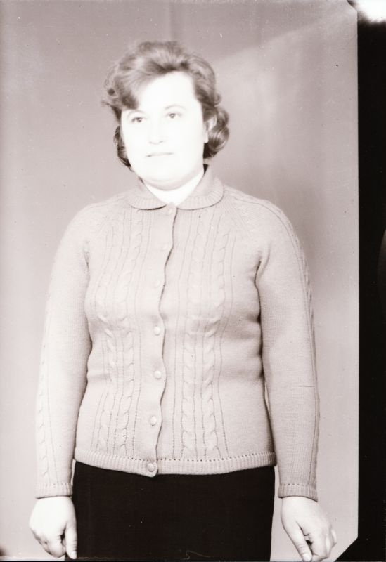 Negatiiv. Teeninduskombinaat "Haapsalu" silmkoe tooted (näidised). Naiste nööpidega kampsun.