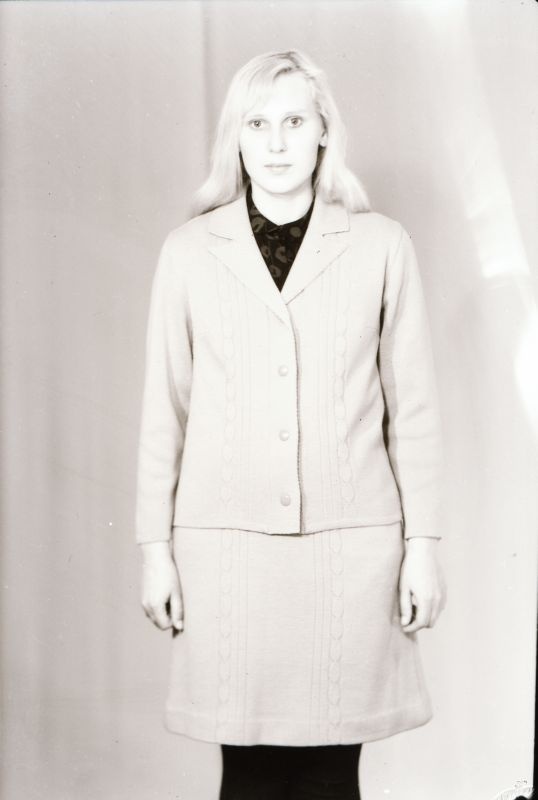 Negatiiv. Teeninduskombinaat "Haapsalu" silmkoe tooted (näidised). Naiste nööpidega kampsun.