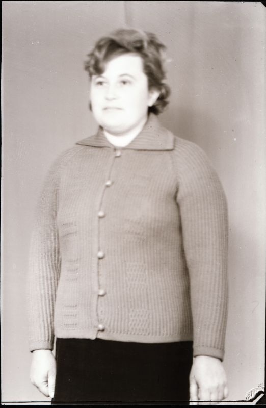 Negatiiv. Teeninduskombinaat "Haapsalu" silmkoe tooted (näidised). Naiste nööpidega kampsun.