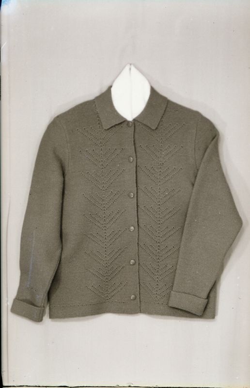 Negatiiv. Teeninduskombinaat "Haapsalu" silmkoe tooted (näidised). Naiste nööpidega kampsun.