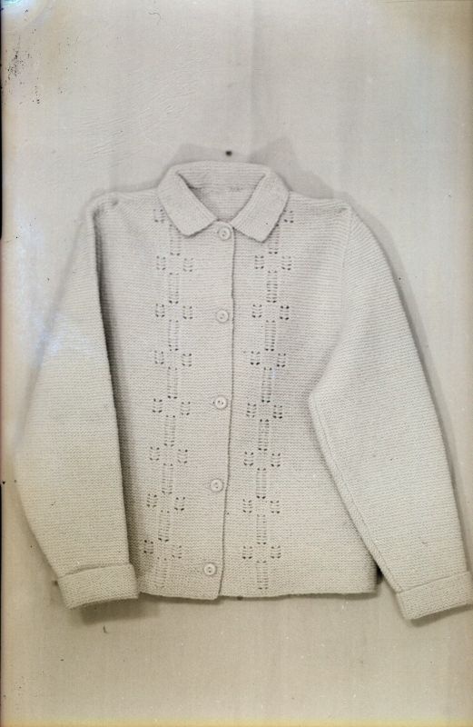 Negatiiv. Teeninduskombinaat "Haapsalu" silmkoe tooted (näidised). Naiste nööpidega kampsun.