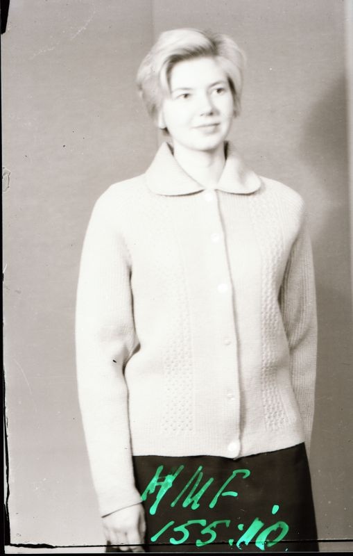 Negatiiv. Teeninduskombinaat "Haapsalu" silmkoetoodete näidised 1969.a. Kampsun nööpidega.