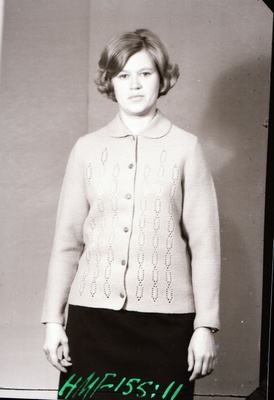 Negatiiv. Teeninduskombinaat "Haapsalu" silmkoetoodete näidised 1969.a. Kampsun nööpidega.  duplicate photo