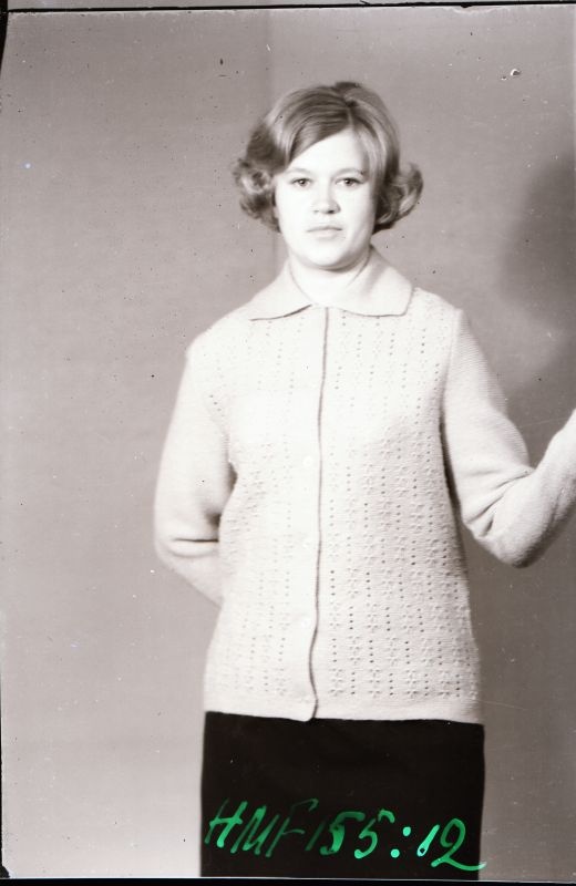 Negatiiv. Teeninduskombinaat "Haapsalu" silmkoetoodete näidised 1969.a. Kampsun nööpidega.
