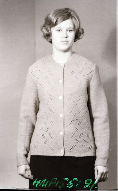 Negatiiv. Teeninduskombinaat "Haapsalu" silmkoetoodete näidised 1969.a. Kampsun nööpidega.