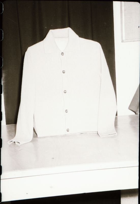 Negatiiv. Teeninduskombinaat "haapsalu" 1968.a. silmkoe toodete näidised. Kampsun- mudel 1968.
Kopeerija: M. Arro, 1967.