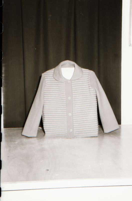 Negatiiv. Teeninduskombinaat "haapsalu" 1968.a. silmkoe toodete näidised. Kampsun - mudel 1968.
Kopeerija: M. Arro, 1967.