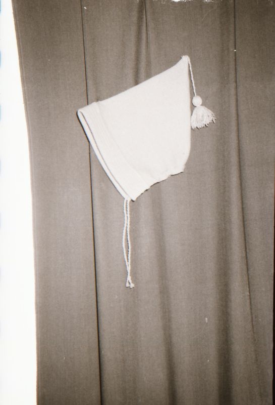 Negatiiv. Teeninduskombinaat "haapsalu" 1968.a. silmkoe toodete näidised. Müts - mudel 1968.
Kopeerija: M. Arro, 1967.
