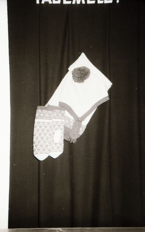 Negatiiv. Teeninduskombinaat "haapsalu" 1968.a. silmkoe toodete näidised. Müts, sall ja kindad - mudel 1968.
Kopeerija: M. Arro, 1967.