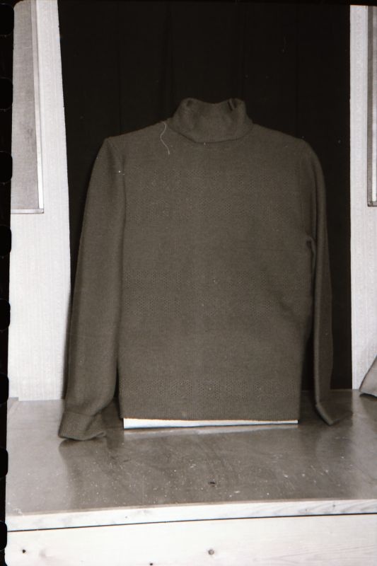 Negatiiv. Teeninduskombinaat "haapsalu" 1968.a. silmkoe toodete näidised. Kampsun- mudel 1968.
Kopeerija: M. Arro, 1967.