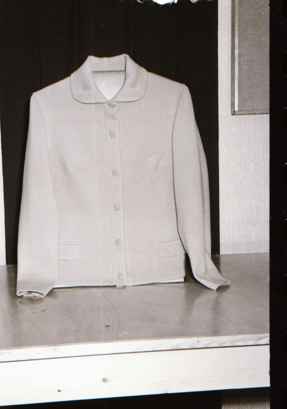 Negatiiv. Teeninduskombinaat "haapsalu" 1968.a. silmkoe toodete näidised. Kampsun- mudel 1968.
Kopeerija: M. Arro, 1967.