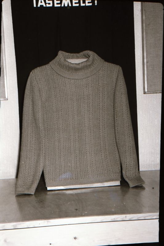 Negatiiv. Teeninduskombinaat "haapsalu" 1968.a. silmkoe toodete näidised. Kampsun - mudel 1968.
Kopeerija: M. Arro, 1967.