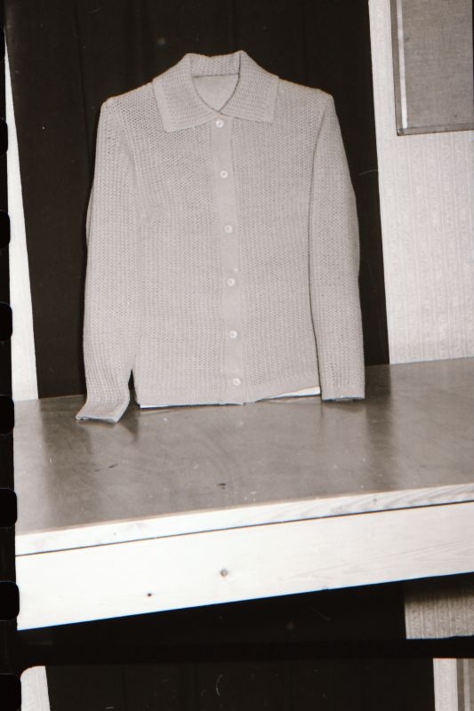 Negatiiv. Teeninduskombinaat "haapsalu" 1968.a. silmkoe toodete näidised. Kampsun - mudel 1968.
Kopeerija: M. Arro, 1967.