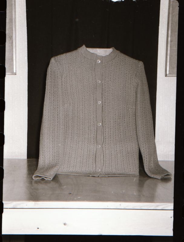 Negatiiv. Teeninduskombinaat "haapsalu" 1968.a. silmkoe toodete näidised. Kampsun- mudel 1968.
Kopeerija: M. Arro, 1967.